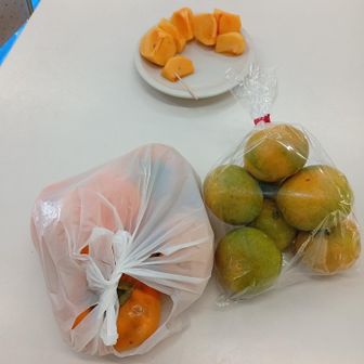 今年も二上山から柿を買いに来ましたw 
今回はミカンも♪
柿2個100円 ミカン1袋300円