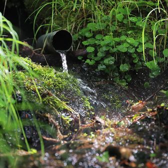 阿弥陀岳山頂で飲料残り500cc。この水場に助けられた。というか、先にこの水場の情報がなかったら、御小屋尾根を下ってなかったです。ありがたや～