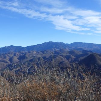 山頂から瑞牆山、金峰山