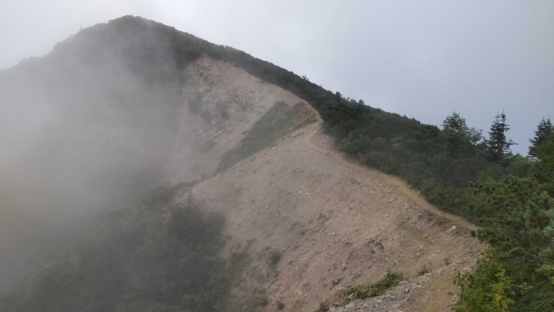 岩小屋沢岳から先は崩落地が連続
ちなみにここのキワにサルの落とし物が。。
おしりを崖に向けて用を足していたと思うと、なぜここで？と聞きたくなりました🐵
