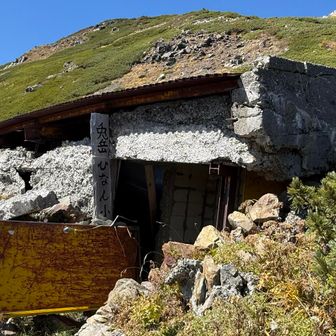 途中兎避難小屋🛖訪ね
だいぶん損傷あり避難するレベル
とりあえず休める