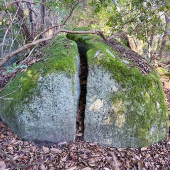 各地でよくある割岩