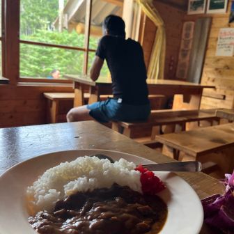 聖平小屋で、ランチ営業「ハッシュドビーフ」🍛1000円。あと、中華丼、親子丼。などあり。
美味しかった。😋