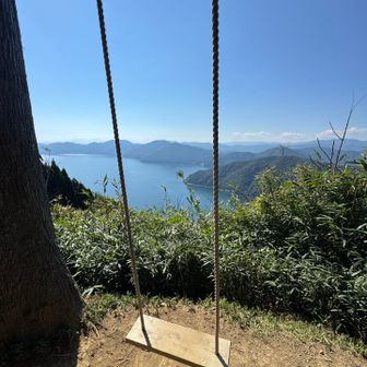 琵琶湖とブランコ