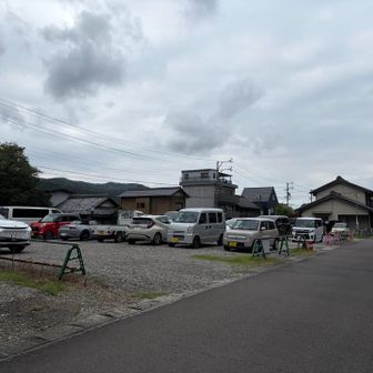 7時台からポツポツくるなぁと思ってたけど、戻ってきたら満車
30台くらいは停まってるかなあ
実は人気の山だった