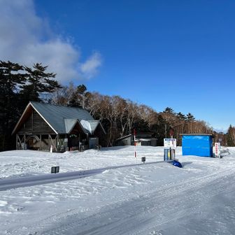 駐車場。繁忙期は長蛇の列が出来ます。