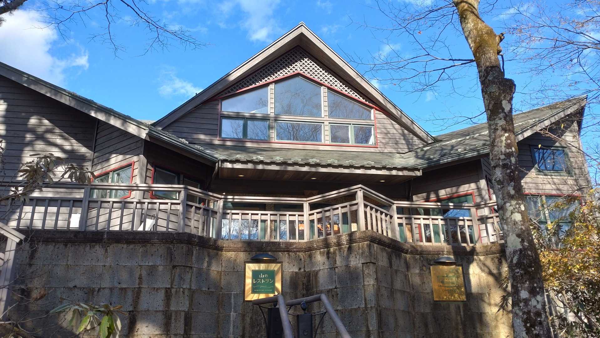 複雑な形で綺麗な建物の正面