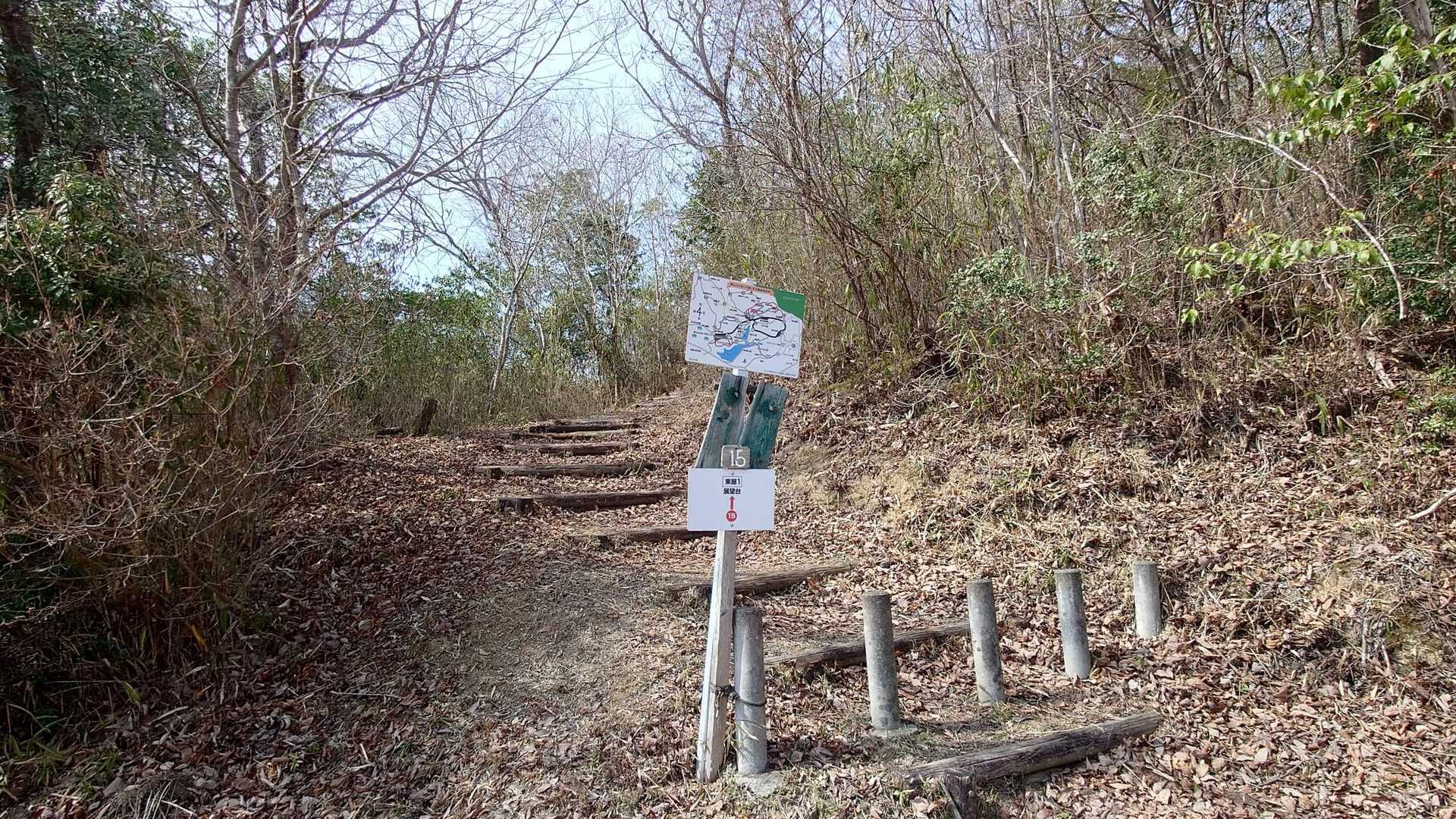 ここから東山山頂を目指します。