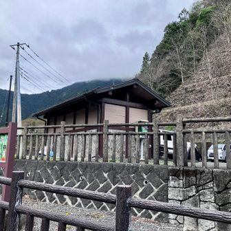 ダムの駐車場にもトイレあり