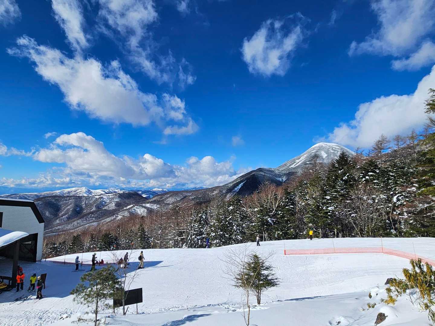 蓼科と霧ヶ峰。

遠くに御嶽と乗鞍も見えたよー☺️