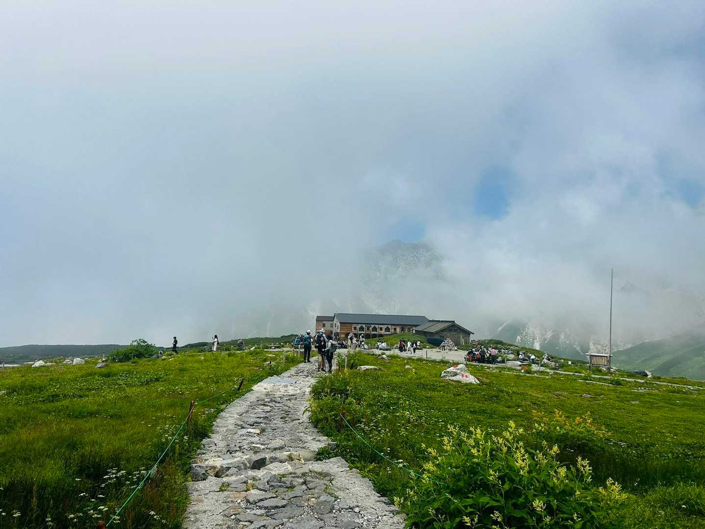 室堂山荘のとこに戻ってきちゃいました