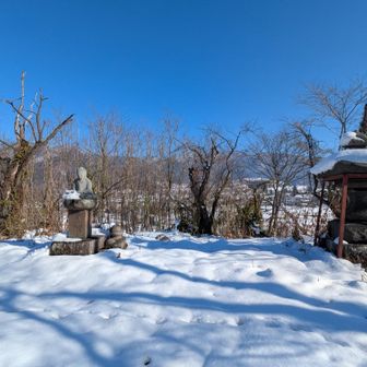 平塚山頂です。
祠と仏像があります。
　