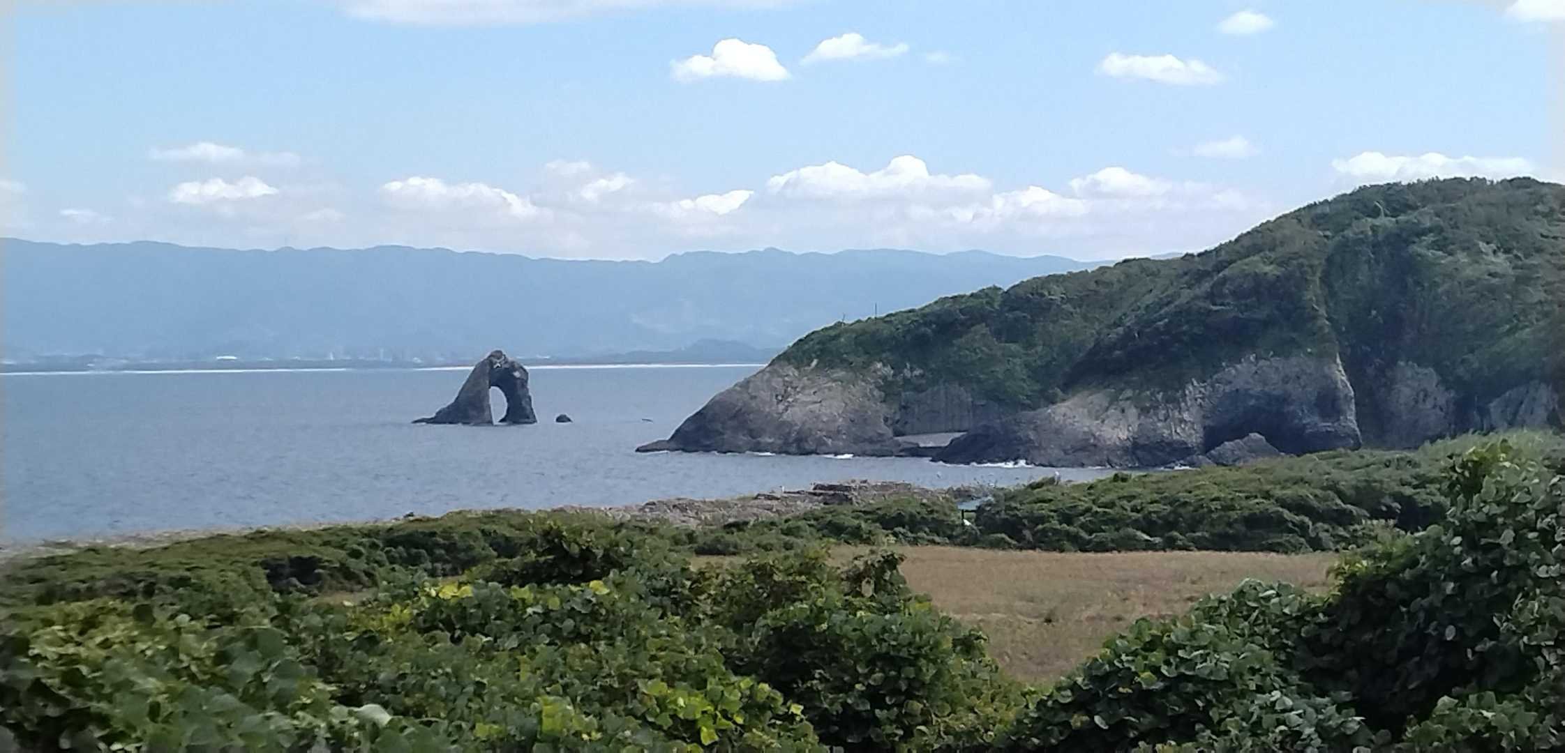 歴史ある石塁や古墳を巡る、癒しの新宮相島オルレの写真