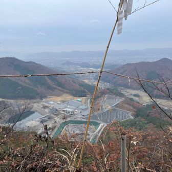 採石場の工事車両がおもちゃのようで見入ってしまいました。