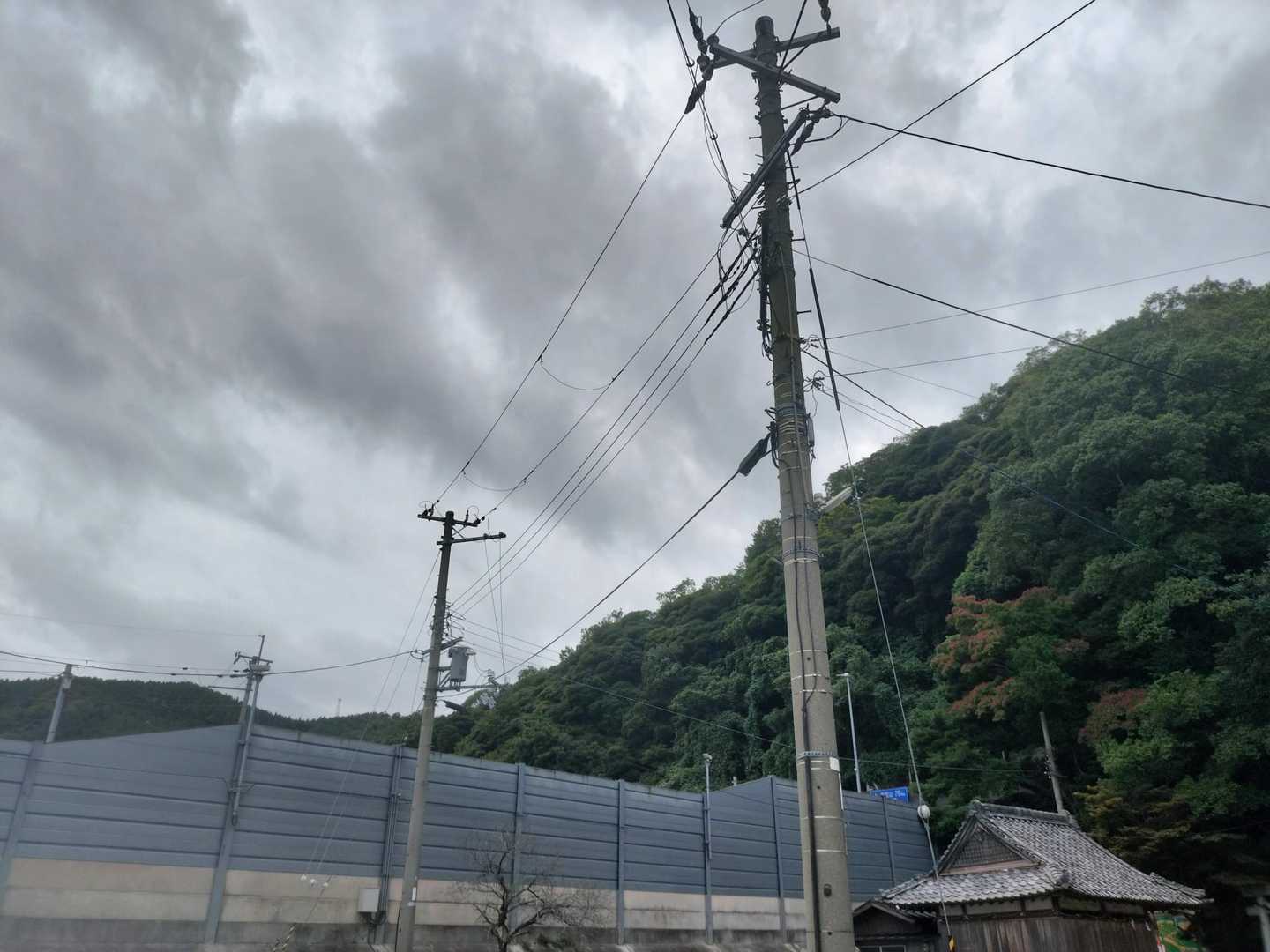 市の真ん中に寝そべったような山並みです