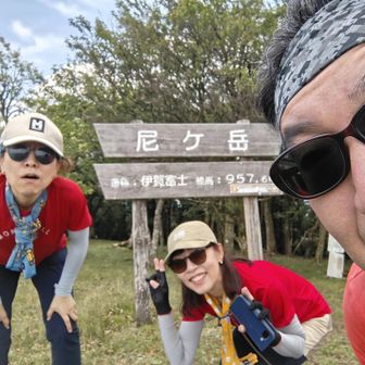 おまけ
このアングルでいいかなぁ？と三人で
画面を確認してる中、、、パシャリ📸
何故か真ん中の人だけ✌サイン🤣