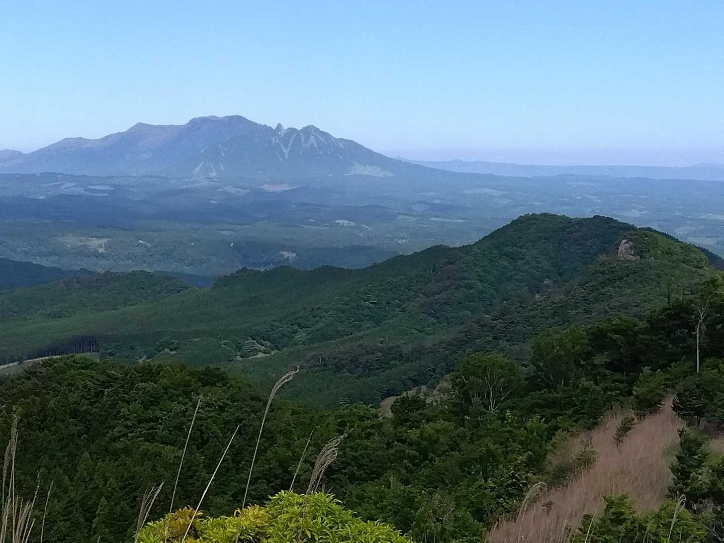 振り返ると右に越敷岳、遠くに阿蘇も。
だんだん天気が良くなってきました。ウキウキ！