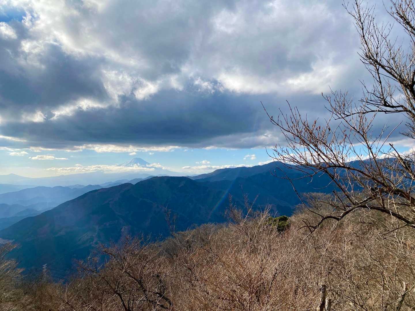 雲と雲の間に挟まれるように、その姿を見せる富士山🗻
丹沢山系は富士山近くて良いですね🙆