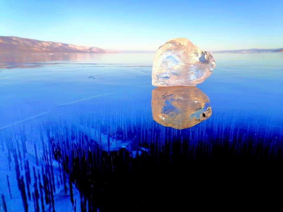 凍結のバイカル湖 極寒シベリアの凍結したバイカル湖（世界遺 / 柴犬太郎さんの