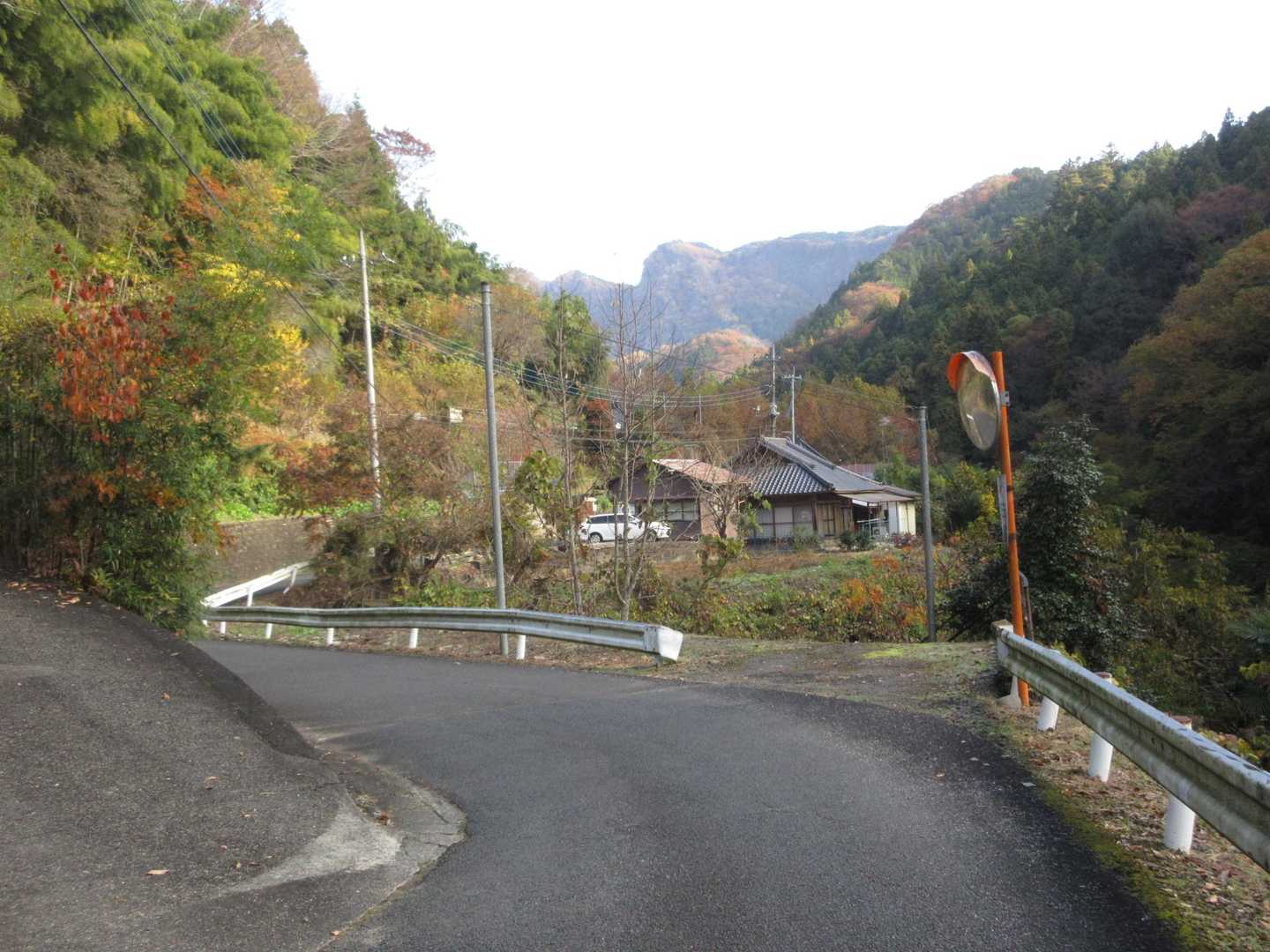 
アプローチは約4km

1時間の舗装路歩き...奥久慈の山里の風情を愉しみながら😀
