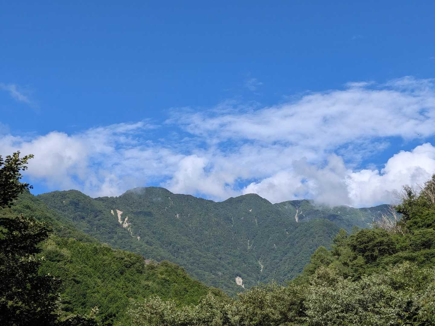 見事な晴天☀
雄大な南アルプス⛰️✨️
もしかして明日歩く稜線!?💦
