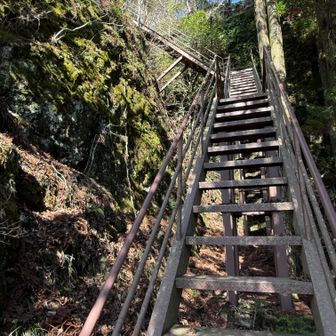 岩古谷山までもう少し、疲れた足に非情の階段