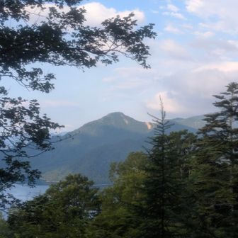 日光白根山ではない？
何の山だろう