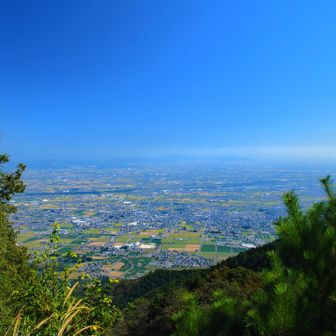濃尾平野
手前の松が伸びてきてるので眺望が悪くなってきてる。