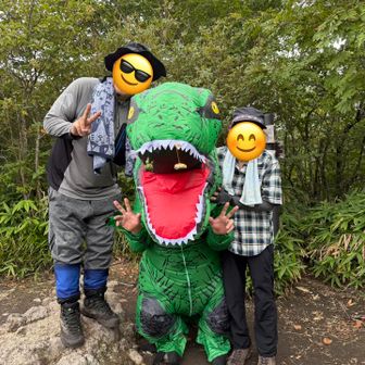 恐竜と仲良くスリーショット

恐竜のその正体は…
新潟県から来られた山岳会の方々でした！
しばし歓談、楽しく過ごさせていただきました🙏