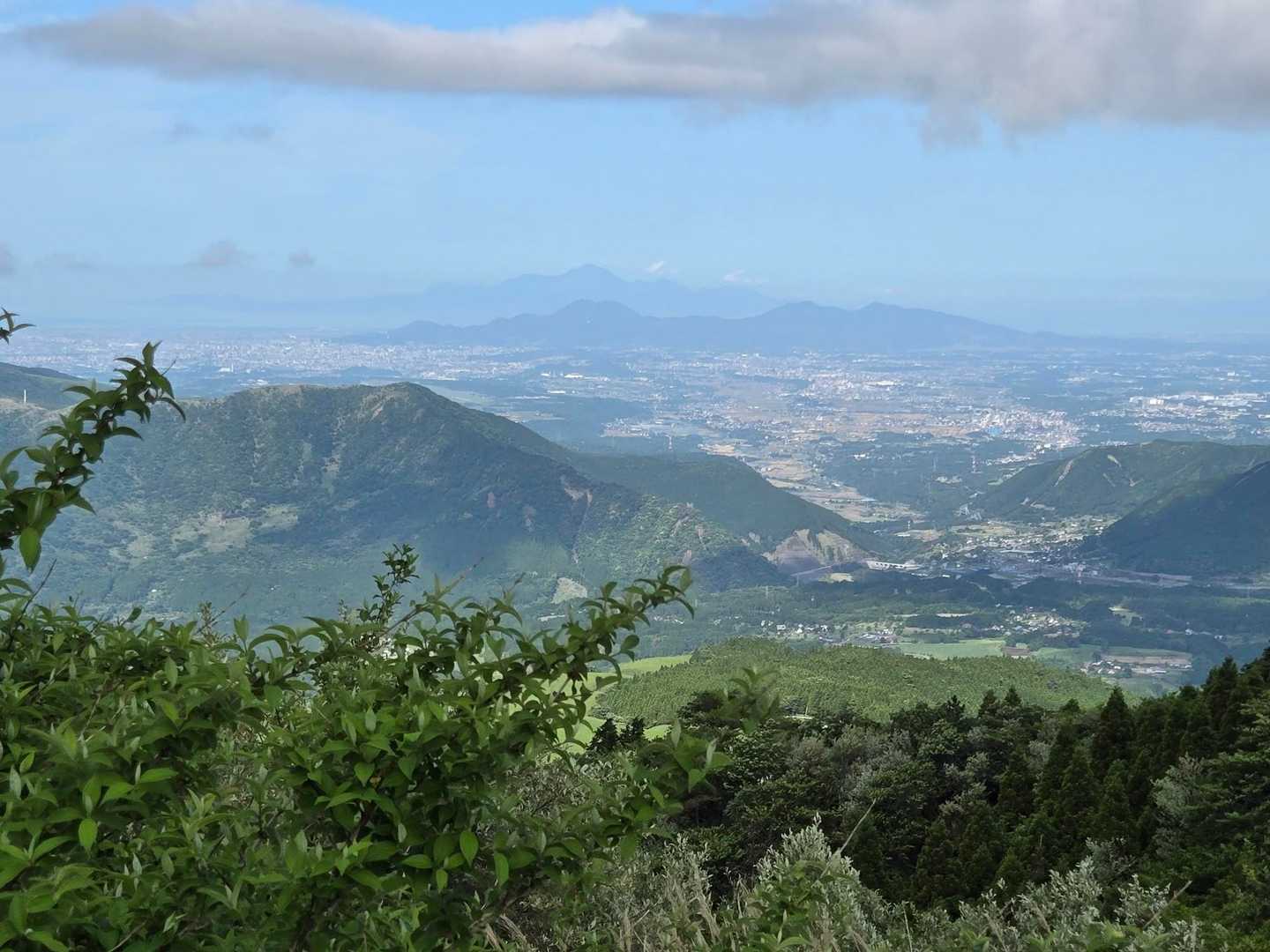 金峰山の向こうに雲仙が見えます