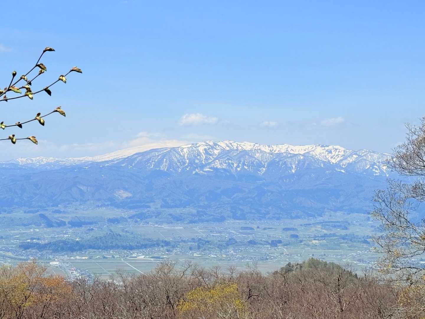 村山葉山と奥に雪纏った月山☃️
