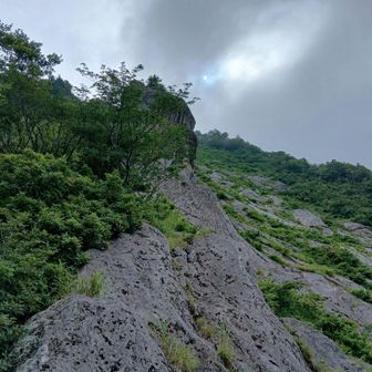 負欠岩が見えてきた