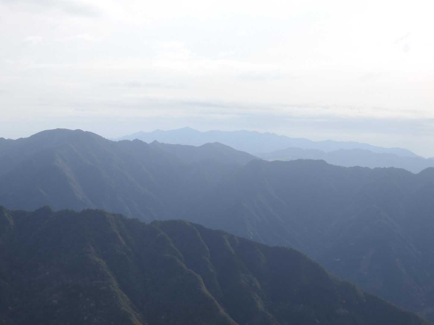 烏帽子岳山頂より東方ズーム、中央付近彼方に尾鈴山、その右手前に地蔵岳、左端にオサレ山