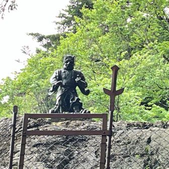 天狗岩の上には天狗の銅像がありました