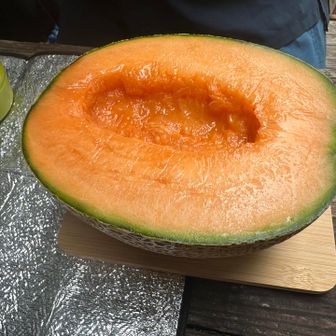 みゆキングさん、リュックから出てきた
大きな北海道のメロン🍈