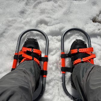 休憩後、昨年もこの先はハマりまくり時間ロスしたんでここから狼平🛖まではほぼ下りで階段などの踏み抜きも注意⚠️👀しないといけないんで安全第一で😌ワカンでしばらくは下ります😅。