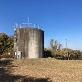 肝心の三等三角点（福島山）は、水道施設の屋上に金属標として設置され、立ち入れなく確認できなかった 😞