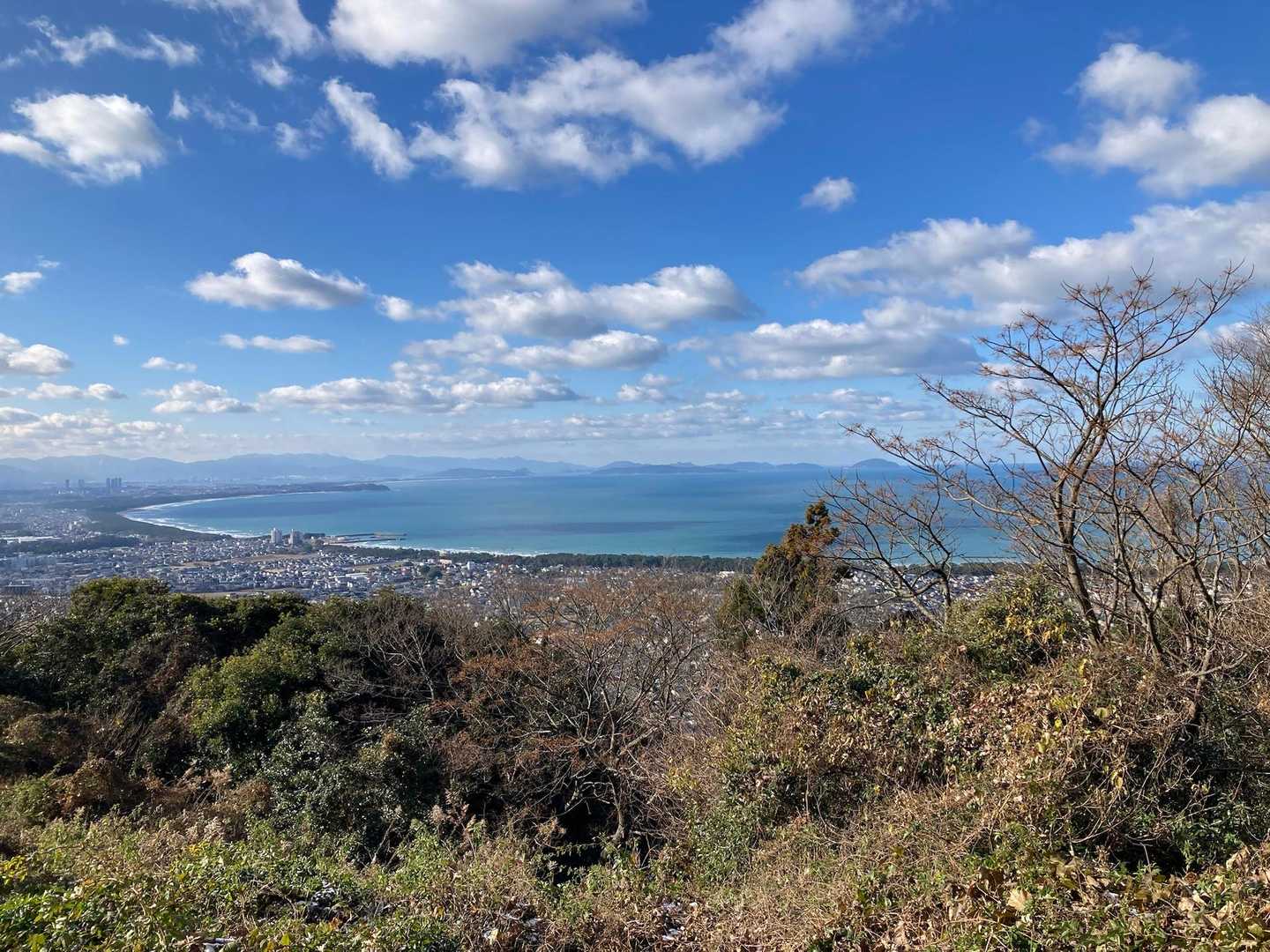 ビューポイントで。
この美しい海岸線が大好き。奥の山は糸島あたりかなー。