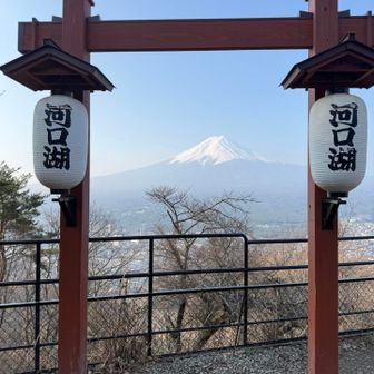 ロープウェイの到着地と合流

外国人観光客がたくさんいました
日本人だけじゃなく外国人も富士山好きなんだな😊