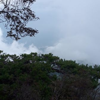 雲でほぼ何も見えません。