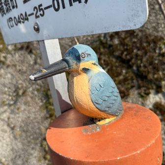 道標にはカワセミちゃんのオブジェが