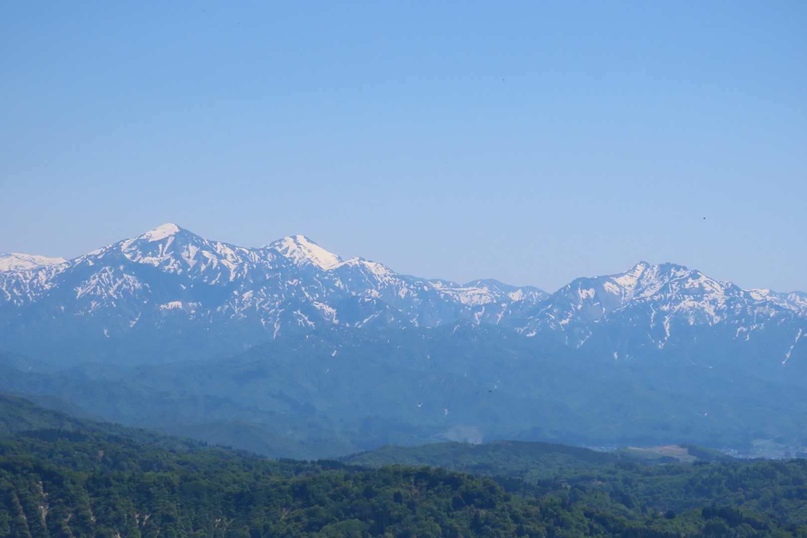 花立峠より、越後三山。もう周回した方がいる（←だから何だ）