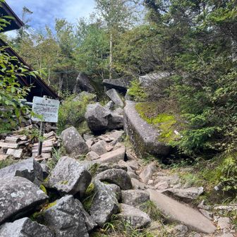 高見石小屋の裏。この岩場を登ると、、