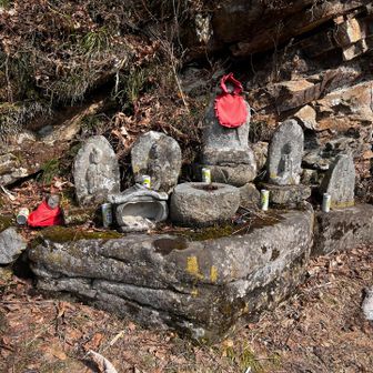 🙏駐車場の三国街道のお地蔵群　