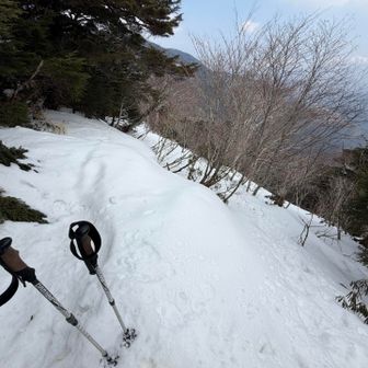 勾配キツく滑ってきてるのでチェンスパからアイゼンに換装🥾