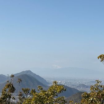 黄砂の影響で伊吹山はボンヤリ