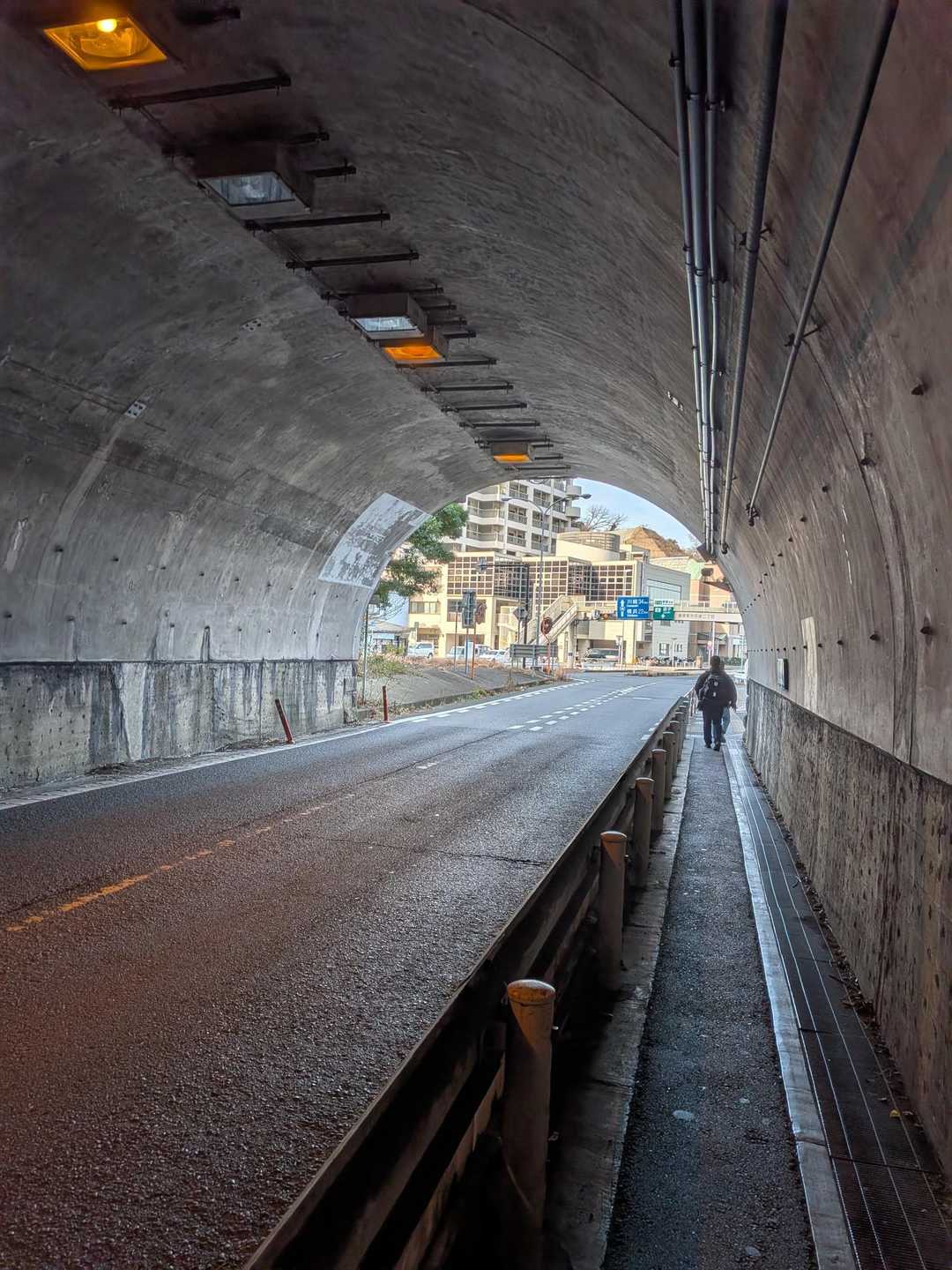 ⚠️途中のトンネルは右側のみ歩道