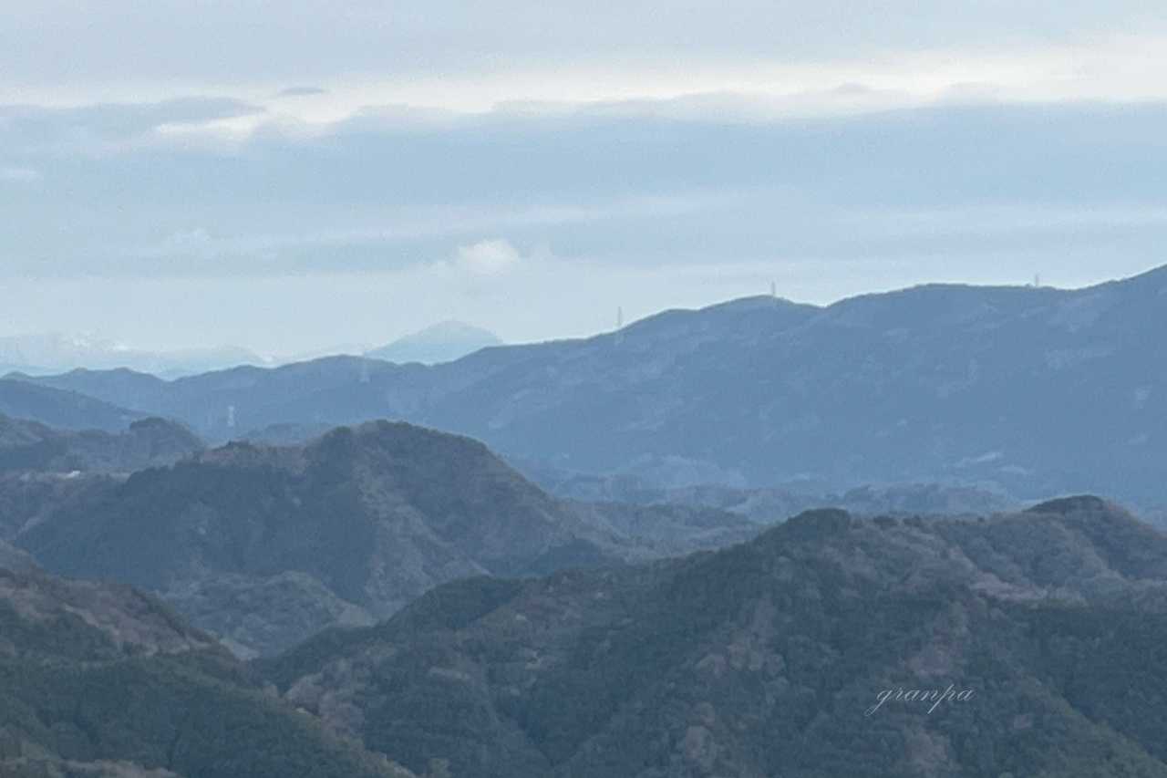 遠方に見えるのは中津山らしい