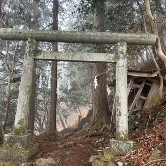 両神神社（里宮）の鳥居をくぐって神域に入ります🙏