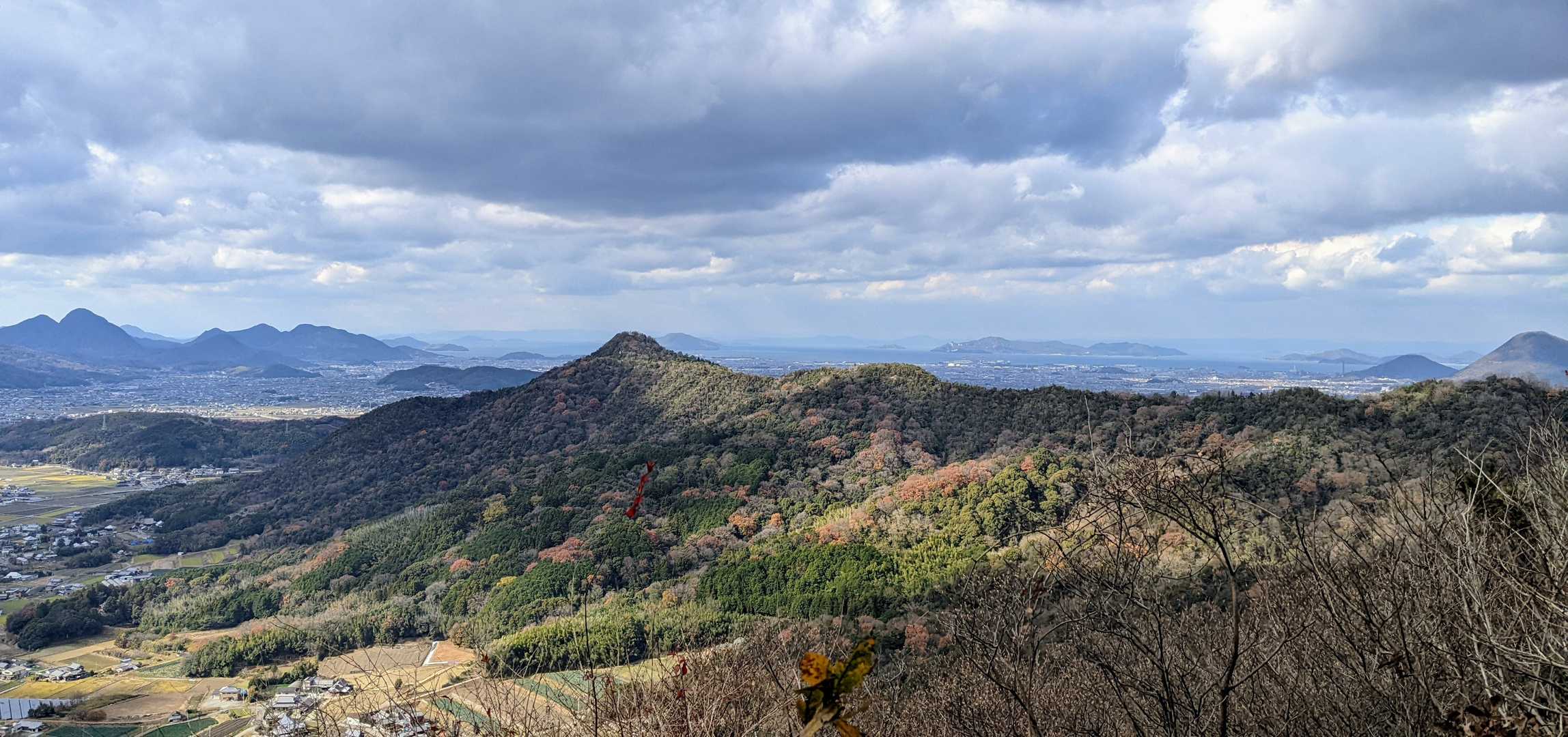 今日登った城山が見えます、そして晴れてきましたね🤗